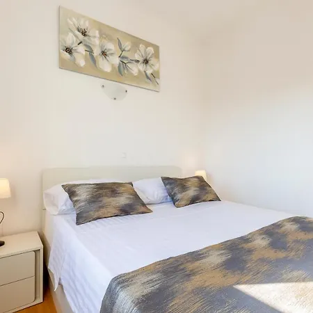 Spark With Heated Pool In Rogoznica