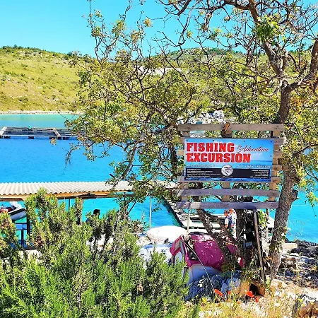 Spark With Heated Pool In Rogoznica Zečevo
