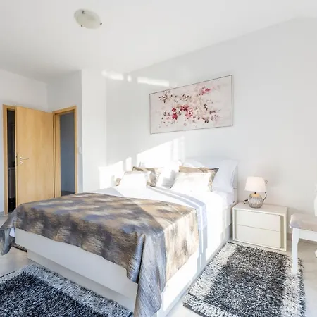 Spark With Heated Pool In Rogoznica וילה