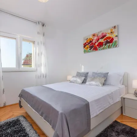 Spark With Heated Pool In Rogoznica *