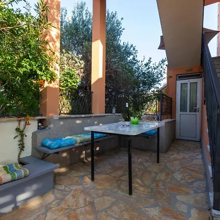 Spark With Heated Pool In Rogoznica Zečevo