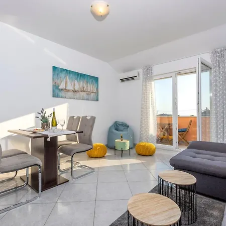 Spark With Heated Pool In Rogoznica Zečevo