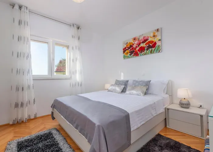 Spark With Heated Pool In Rogoznica *