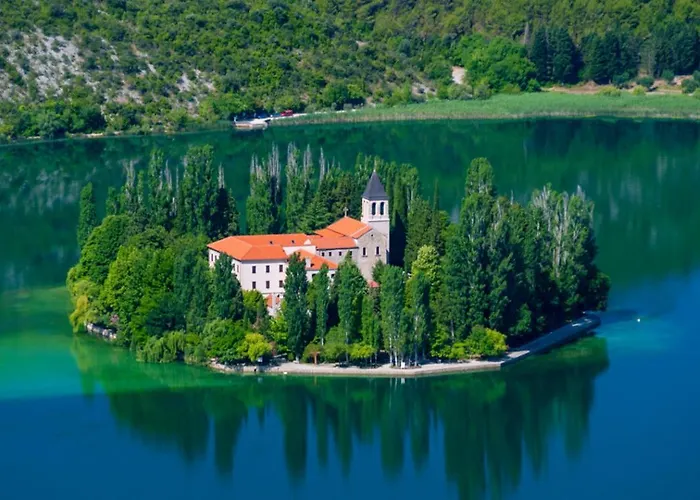 Spark With Heated Pool In Rogoznica Zečevo