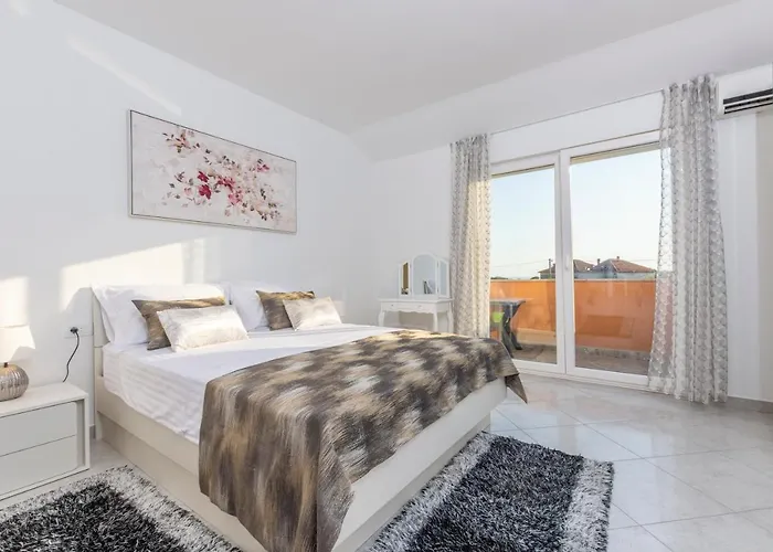 Villa Spark With Heated Pool In Rogoznica *