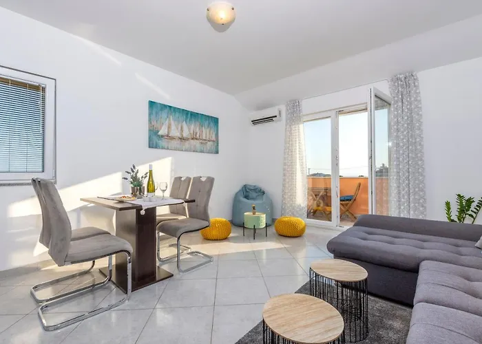 Spark With Heated Pool In Rogoznica Zečevo