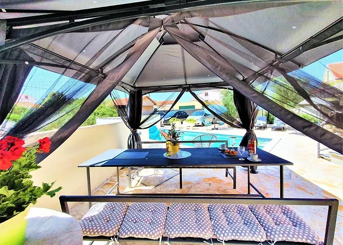 Spark With Heated Pool In Rogoznica